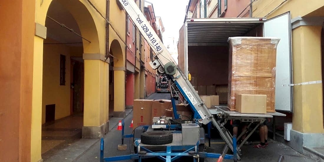 Noleggio Scala Elevatore Bologna, Noleggio Piattaforma per Traslochi Bologna